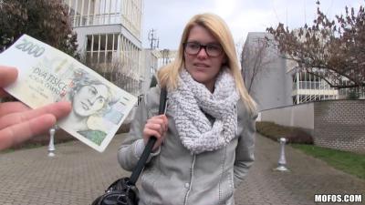 Mofos Czech Pornstar Victoria Sweet жестко трахается с поддельным публичным агентом. Общественный пикап женщин и трах за деньги поддельный агент порно видео.