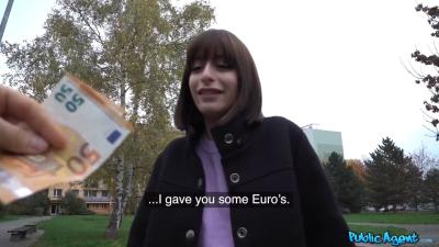 Public agent Чешская красавица порнозвезда Сильвия Сопрано трахается с поддельным public agent. Чешская шлюха делает минет и трахается за деньги в публичном порно.
